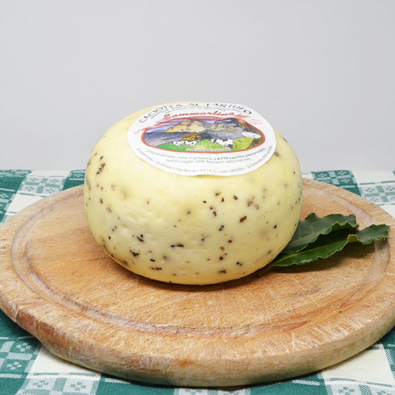 Forma di caciotta al tartufo sopra un tagliere