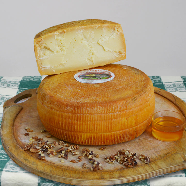 una forma e mezza di Formaggio di Mucca Lo Stagionato Sammartino