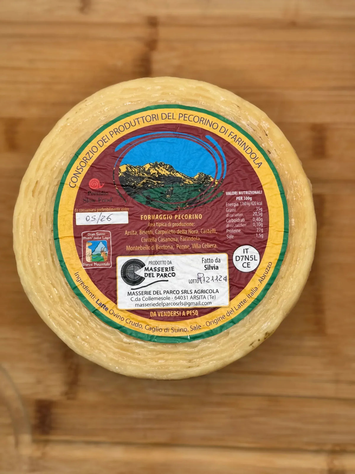 Pecorino di Farindola semistagionato Masserie del Parco nel cesto Sapori d&